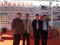 中國建筑機(jī)械協(xié)會會長張小軒在福瑞得機(jī)械產(chǎn)品展位親切交談 中國建筑機(jī)械協(xié)會會長張小軒在福瑞得機(jī)械產(chǎn)品展位親切交談