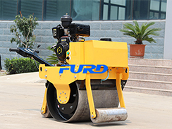 手扶式小型壓路機(jī)靈活高效地完成壓實工作