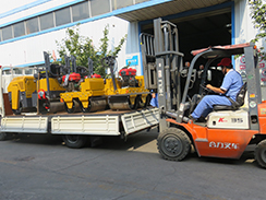 福瑞得機(jī)械4臺(tái)小型壓路機(jī)裝車發(fā)往河南。